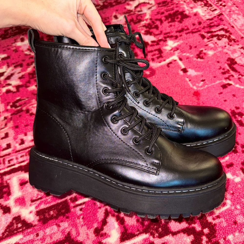 Black platform boots👢